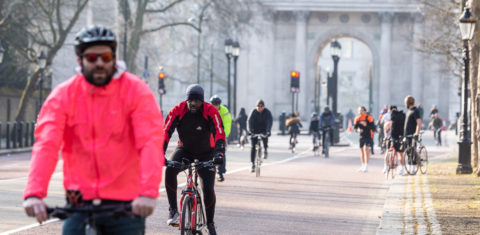 Nova ciclovia em Londres, criada durante a pandemia: pesquisa mostra que bicicletas produzem 10 vezes menos emissões de carbono do que carros elétricos (Foto: Dominika Zarzycka/NurPhoto/AFP - 07/03/2021)