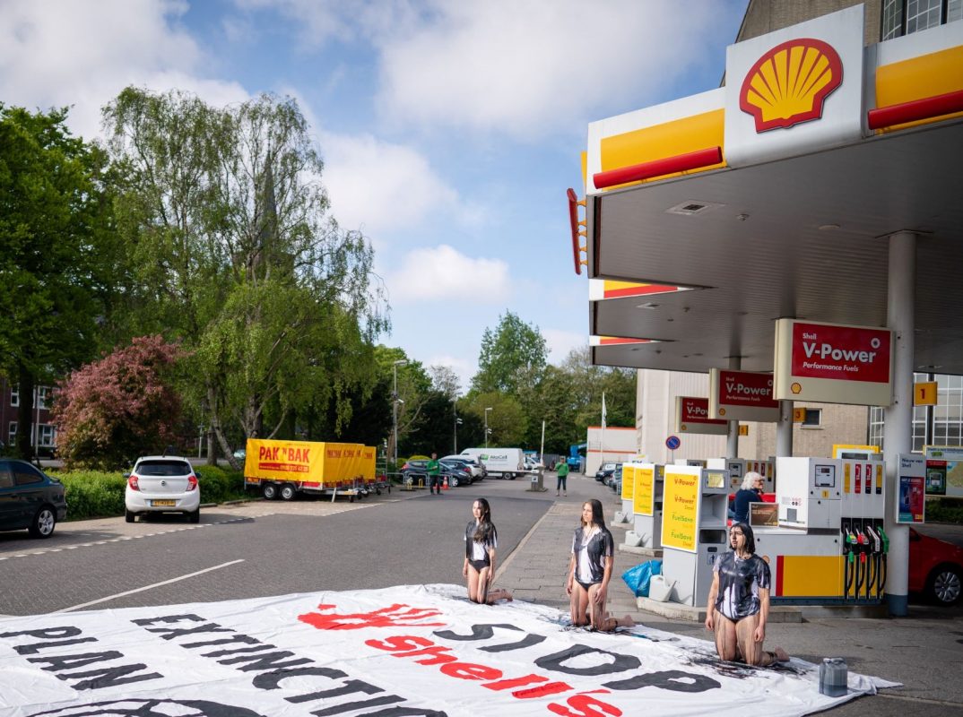 Protesto contra a Shell em posto de gasolina de Haia, onde fica a sede da empresa: casos de litígio climático crescem no mundo inteiro (Foto: Bart Maat / ANP / AFP - 18/05/2021)