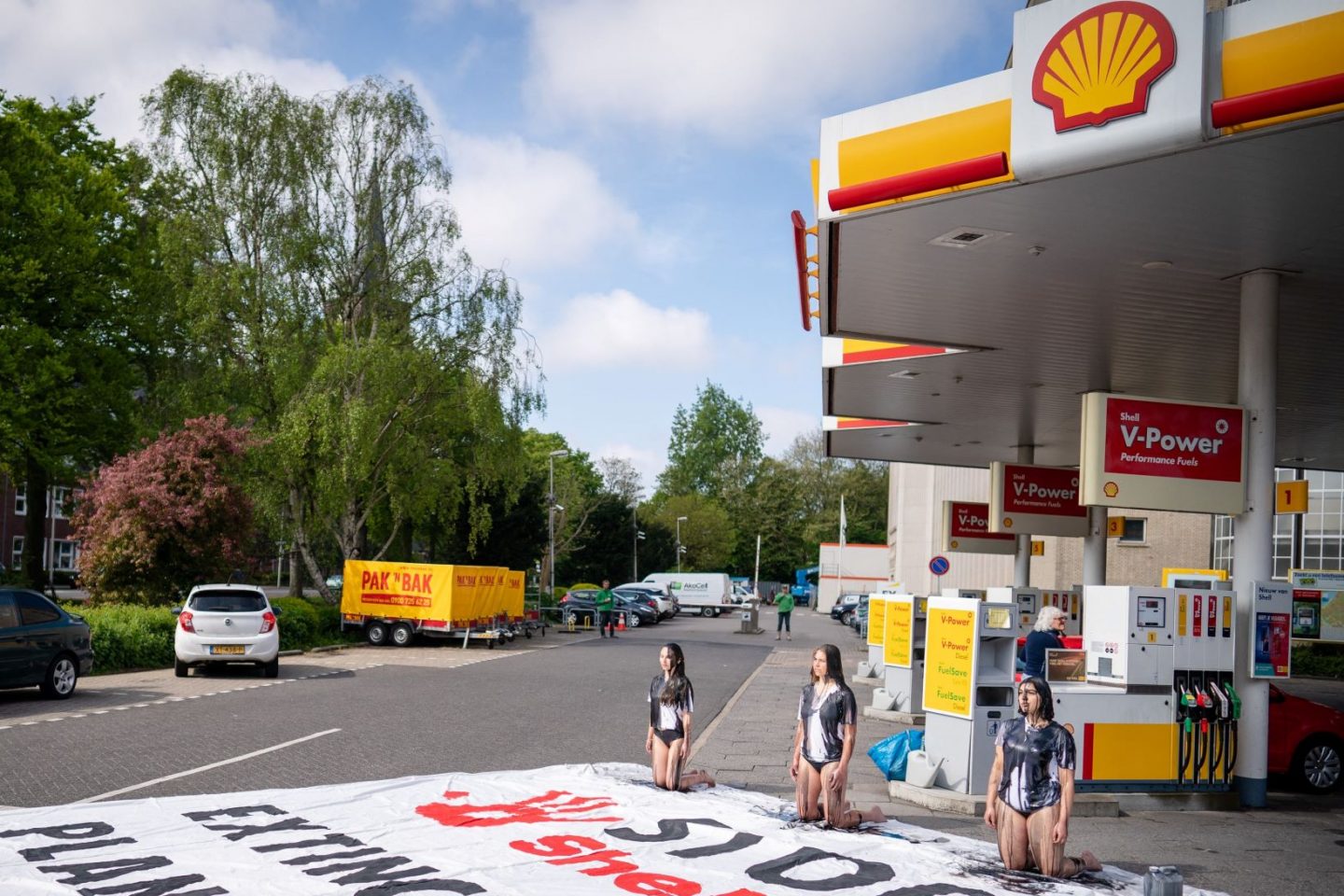 Protesto contra a Shell em posto de gasolina de Haia, onde fica a sede da empresa: casos de litígio climático crescem no mundo inteiro (Foto: Bart Maat / ANP / AFP - 18/05/2021)
