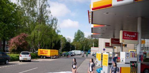 Protesto contra a Shell em posto de gasolina de Haia, onde fica a sede da empresa: casos de litígio climático crescem no mundo inteiro (Foto: Bart Maat / ANP / AFP - 18/05/2021)