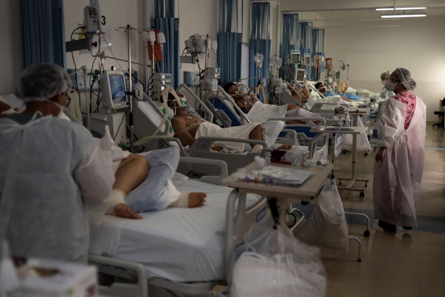 UTI de hospital de São Paulo lotada: pesquisa com sobreviventes de casos graves de covid-19 revela que 89% registram sequelas (Foto: Gustavo Basso/Nur Photo/AFP - 25/03/2021)
