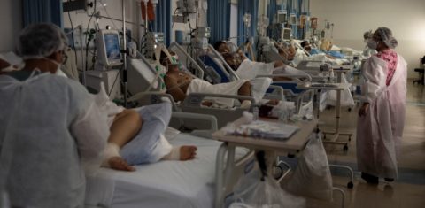 UTI de hospital de São Paulo lotada: pesquisa com sobreviventes de casos graves de covid-19 revela que 89% registram sequelas (Foto: Gustavo Basso/Nur Photo/AFP - 25/03/2021)
