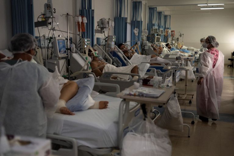 UTI de hospital de São Paulo lotada: pesquisa com sobreviventes de casos graves de covid-19 revela que 89% registram sequelas (Foto: Gustavo Basso/Nur Photo/AFP - 25/03/2021)