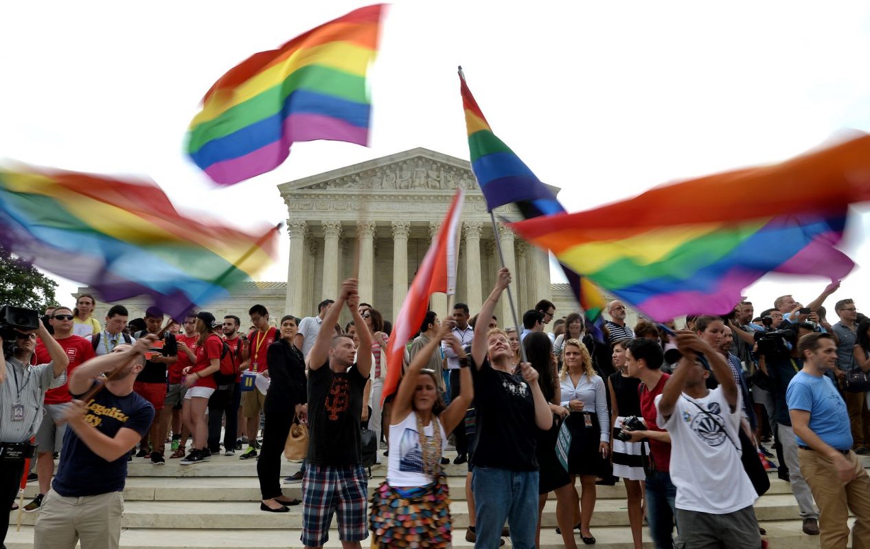 Comemoração em frente à Suprema Corte em 2015, quando casamento de pessoas do mesmo sexo foi aprovado: decisão recente do tribunal coloca liberdade religiosa acima de direitos LGBT (Foto: Mladen Antonov/AFP - 26/06/2015)