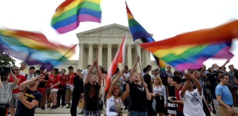 Comemoração em frente à Suprema Corte em 2015, quando casamento de pessoas do mesmo sexo foi aprovado: decisão recente do tribunal coloca liberdade religiosa acima de direitos LGBT (Foto: Mladen Antonov/AFP - 26/06/2015)