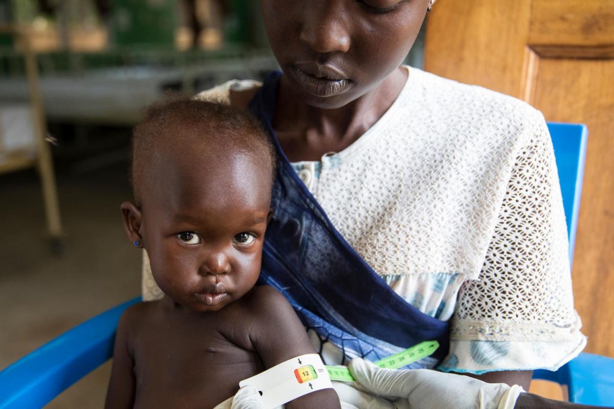Criança, no colo da mãe, examinada por desnutrição em hospital do Sudão do Sul: fome atinge 800 milhões de pessoas (Foto: Unicef/Divulgação)