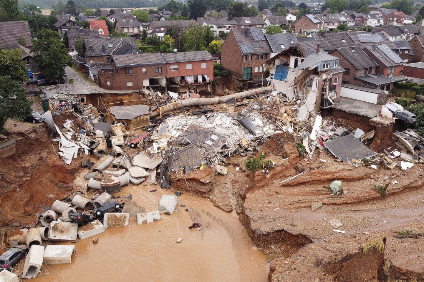 Destruição causada pelas enchentes em Erftstadt, na Alemanha: chuvas em intensidade e volume maior do que a média deixaram centenas de mortos na Europa Central (Foto: David Yound / DPA / AFP - 16/07/2021)