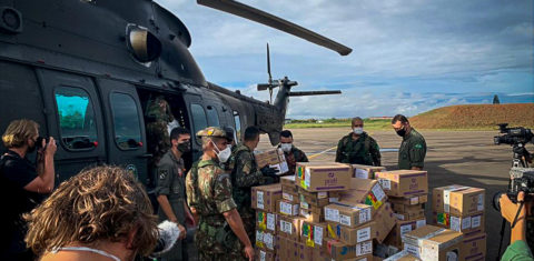 Carregamento de cloroquina desembarca no polo base de Auaris, em Roraima, em 2020: missão interministerial de combate à covid-19 em populações indígenas distribuiu milhares de comprimidos de cloroquina, medicamento ineficaz para tratamento da doença (Foto: Agência Saúde)