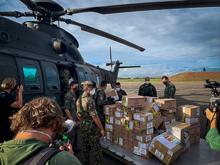 Carregamento de cloroquina desembarca no polo base de Auaris, em Roraima, em 2020: missão interministerial de combate à covid-19 em populações indígenas distribuiu milhares de comprimidos de cloroquina, medicamento ineficaz para tratamento da doença (Foto: Agência Saúde)
