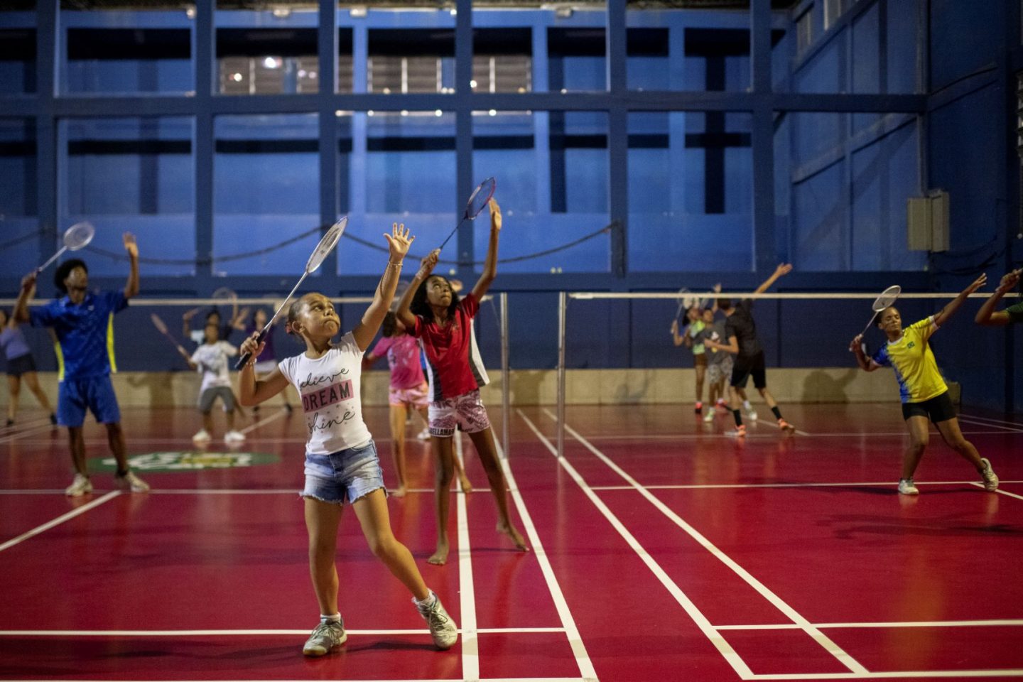 Crianças e jovens em treinamento nas quadras da Miratus: projeto social em favela do Rio já revelou medalhistas pan-americanos e atletas olímpicos (Foto: Lucas Landau)
