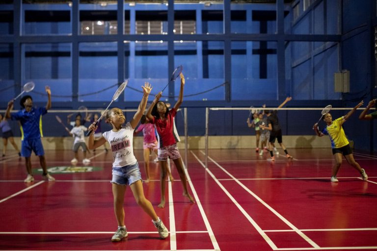 Crianças e jovens em treinamento nas quadras da Miratus: projeto social em favela do Rio já revelou medalhistas pan-americanos e atletas olímpicos (Foto: Lucas Landau)
