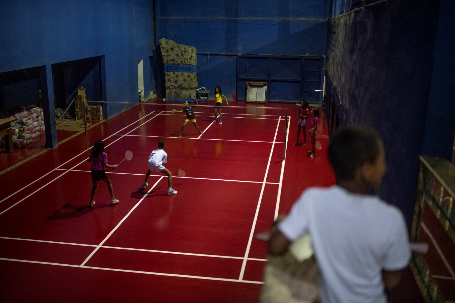 Crianças observam jogo de badminton na Miratus: quatro quadras de treinamento, além de salas para aulas de informática e idiomas (Foto: Lucas Landau)