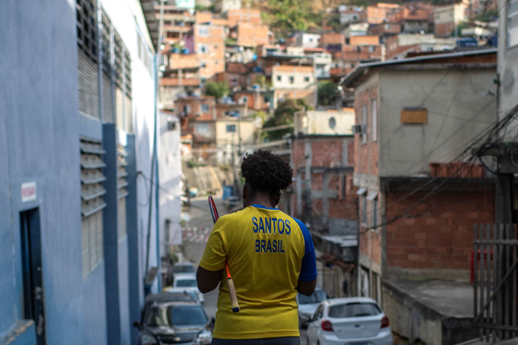Integrante da Miratus a caminho da Favela da Chacrinha: três mil jovens e adolescentes já treinaram badminton nas quadras da ONG (Foto: Lucas Landau)
