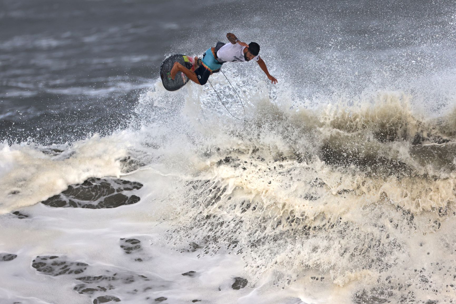 Ítalo Ferreira em manobra para se tornar o primeiro campeão olímpico do surfe: esporte faz parte de estratégia para atrair público mais jovem para os Jogos Olímpicos (Foto: Yuki Iwamura / AFP - 27/07/2021)