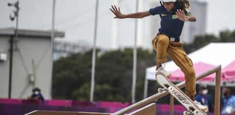 Rayssa Leal, 13 anos, na final da prova feminina de skate na qual conquistou a medalha de prata. : esportes radicais são aposta olímpica para rejuvenescer público (Foto: Dimitris Isevidis / Anadolu Agency / AFP - 26/07/2021)
