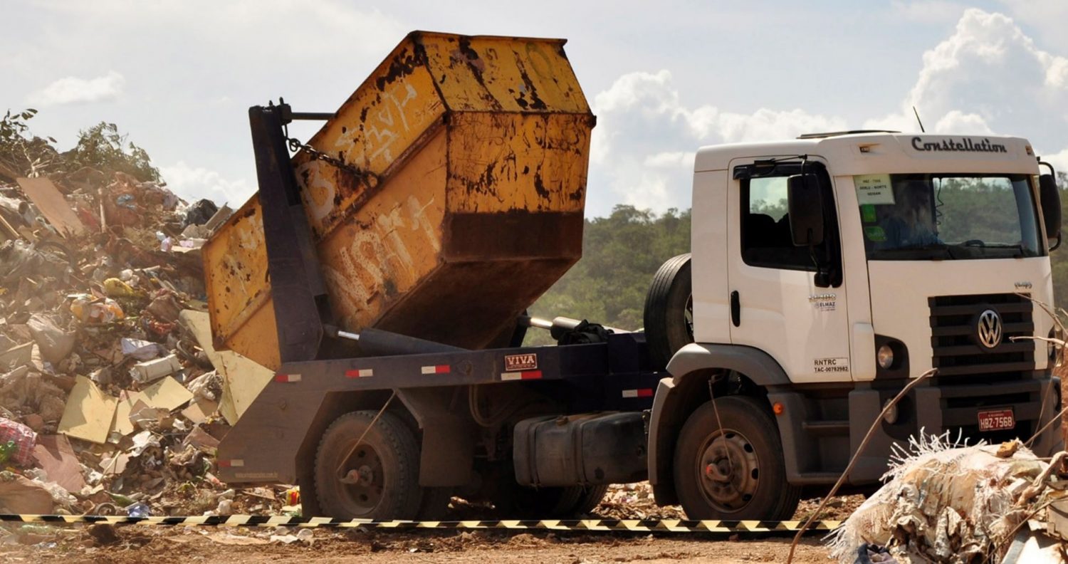 Caminhão despeja resíduos em lixão em Minas Gerais: programa federal sob críticas por estimular incineração e ignorar catadores e cadeia de reciclagem (Foto: Feam/Agência Minas)