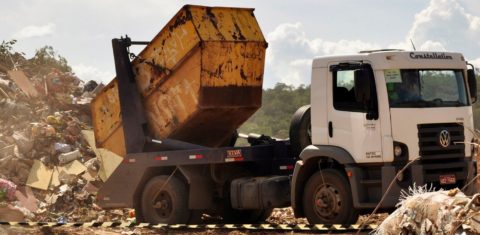 Caminhão despeja resíduos em lixão em Minas Gerais: programa federal sob críticas por estimular incineração e ignorar catadores e cadeia de reciclagem (Foto: Feam/Agência Minas)