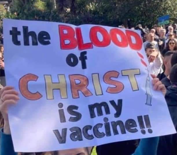 "O sangue de Cristo é minha vacina": cartaz usado por manifestante em Sydney destaca mensagem de grupos cristãos que confundem a salvação espiritual pela comunhão com cura física (Foto: Reprodução/TV - 27/07/202