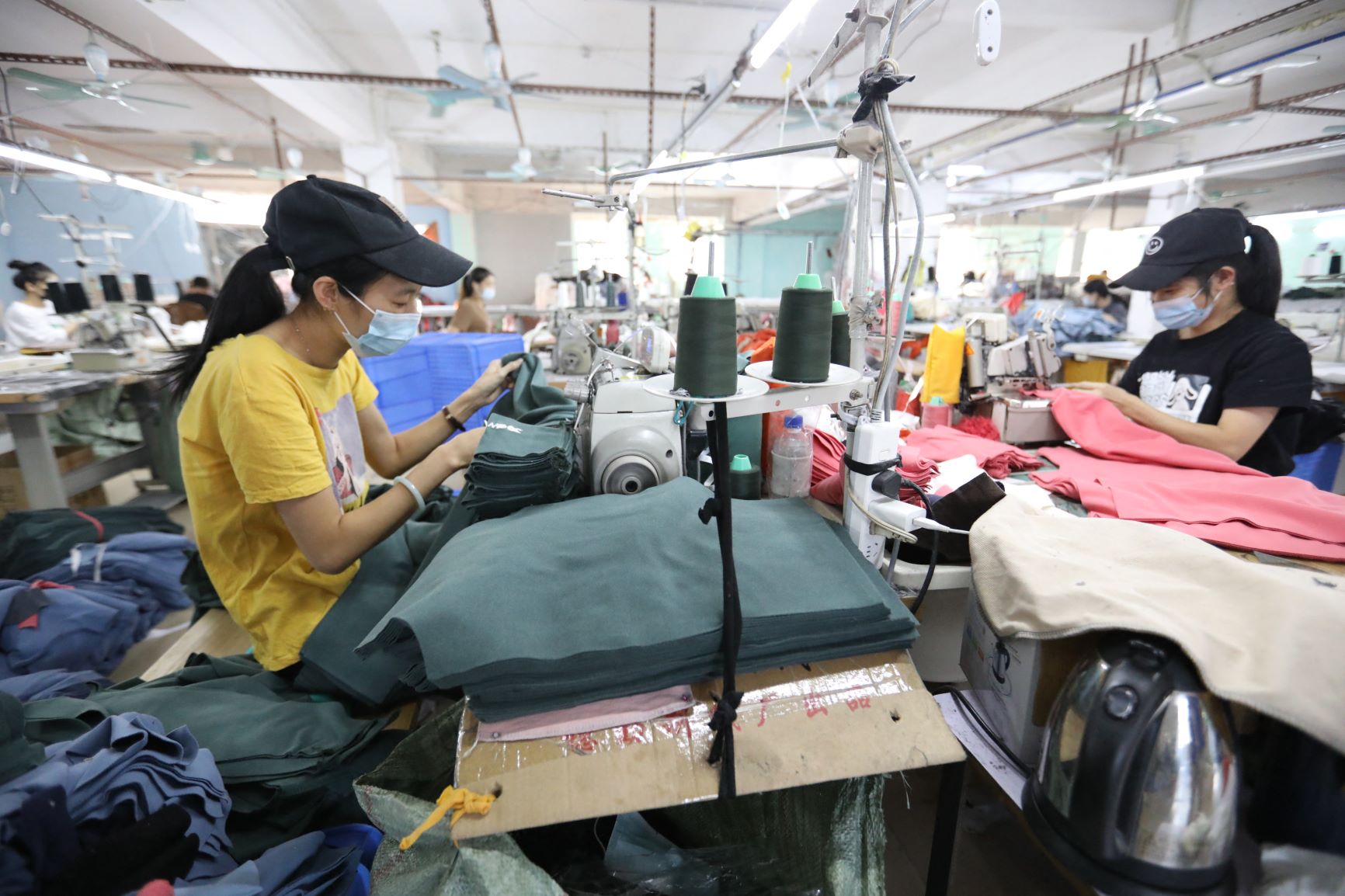 Fábrica de roupas em Guangzhou, no sul da China: polo da indústria da moda no país pode submergir com crise climática e aumento do nível do mar (Foto: Zheng Jianxin / Imaginechina / AFP - 20/11/2020)