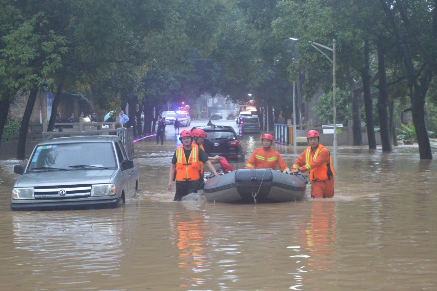 Bombeiros chineses retiram moradores durante enchente em Guangzhou, no sul da China: polo da indústria da moda, terceira cidade do país pode ter muitas fábricas sob as águas até o fim da década, aponta estudo (Foto Cai Zirong / Imaginechina / AFP - 19/04/2019)