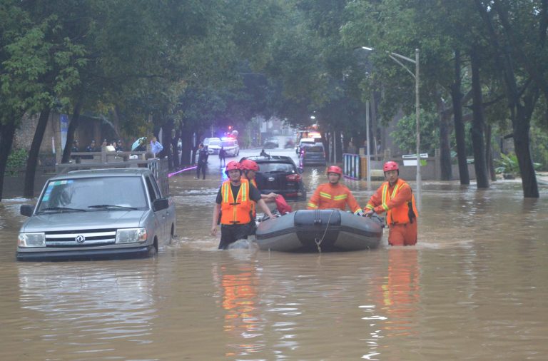 Bombeiros chineses retiram moradores durante enchente em Guangzhou, no sul da China: polo da indústria da moda, terceira cidade do país pode ter muitas fábricas sob as águas até o fim da década, aponta estudo (Foto Cai Zirong / Imaginechina / AFP - 19/04/2019)