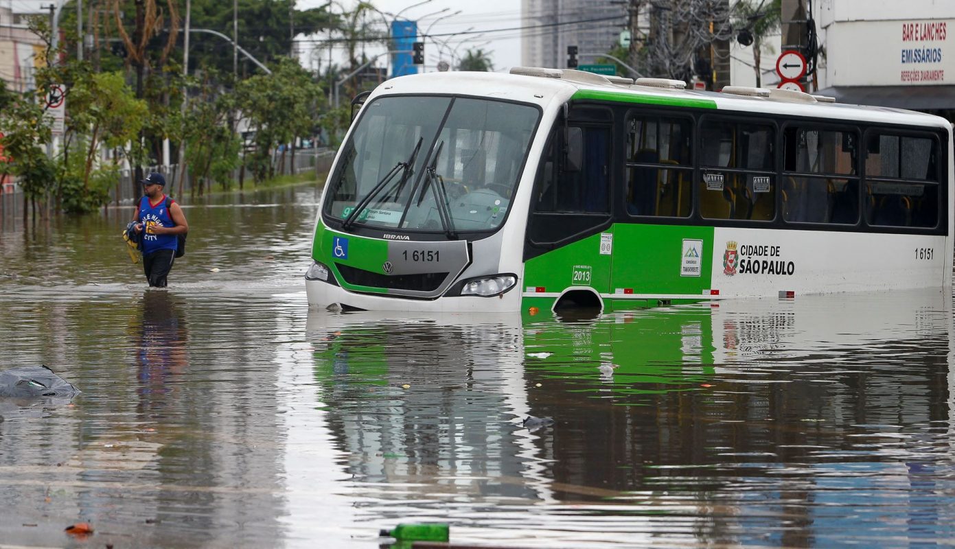 Ônibus submerso durante inundação na capital paulista: estudo mostra que população mundial afetada por enchentes cresceu mais de 30% no século 21 (Foto: Michael Schincariol / AFP - 10/02/2020)