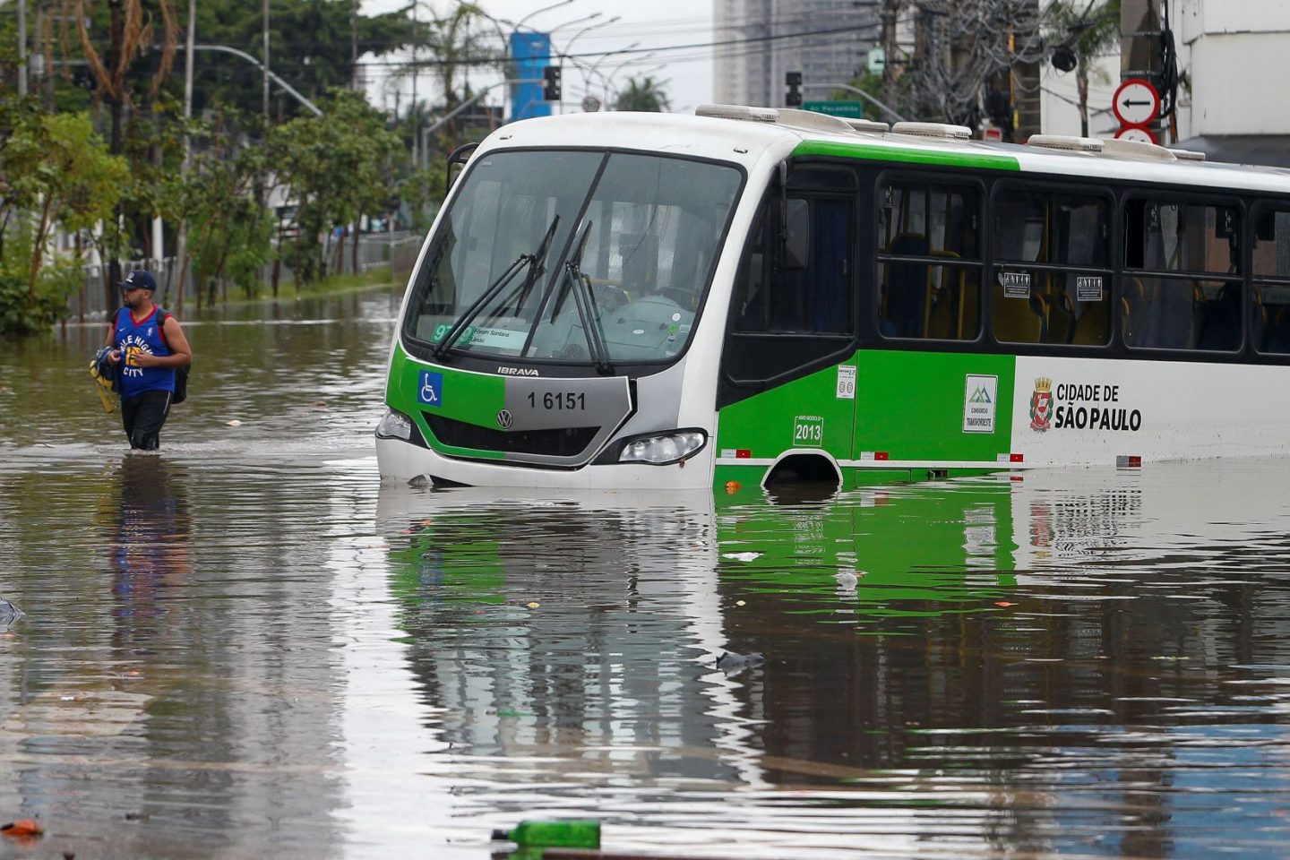 Ônibus submerso durante inundação na capital paulista: estudo mostra que população mundial afetada por enchentes cresceu mais de 30% no século 21 (Foto: Michael Schincariol / AFP - 10/02/2020)