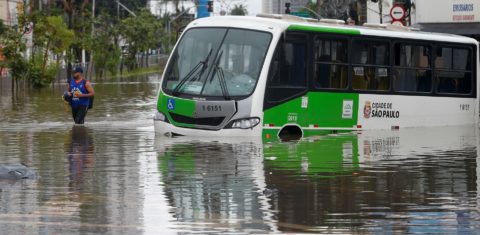 Ônibus submerso durante inundação na capital paulista: estudo mostra que população mundial afetada por enchentes cresceu mais de 30% no século 21 (Foto: Michael Schincariol / AFP - 10/02/2020)