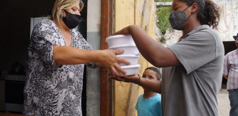 Entrega de marmitas para famílias em Curitiba: fome e pobreza extrema são marcas do retrocesso do Brasil no caminho dos Objetivos do Desenvolvimento Sustentável (Foto: Giorgia Prates/Fotos Públicas - 08/03/2021)