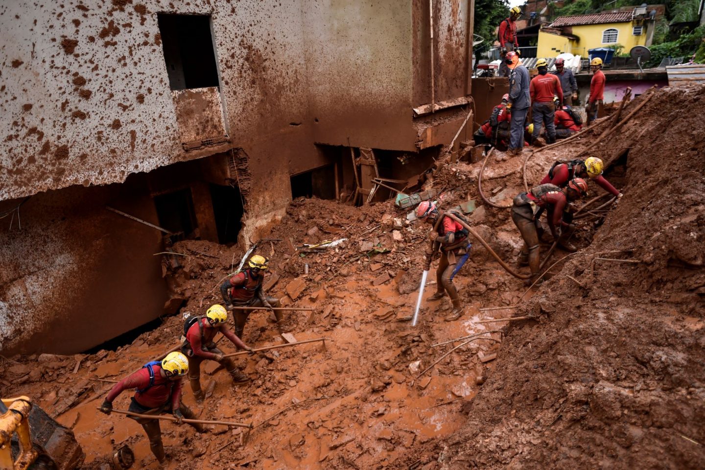 Bombeiros buscam soterrados na Vila Bernadete, em Belo Horizonte: estudo prova que mudanças climáticas foram causa principal das chuvas extremas que mataram quase 60 pessoas em Minas no verão de 2020 (Foto: Douglas Magno / AFP - 27/01/2020)
