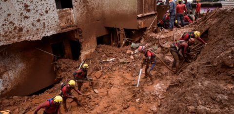 Bombeiros buscam soterrados na Vila Bernadete, em Belo Horizonte: estudo prova que mudanças climáticas foram causa principal das chuvas extremas que mataram quase 60 pessoas em Minas no verão de 2020 (Foto: Douglas Magno / AFP - 27/01/2020)