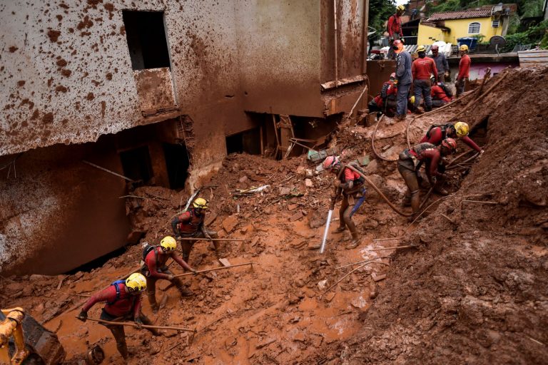Bombeiros buscam soterrados na Vila Bernadete, em Belo Horizonte: estudo prova que mudanças climáticas foram causa principal das chuvas extremas que mataram quase 60 pessoas em Minas no verão de 2020 (Foto: Douglas Magno / AFP - 27/01/2020)