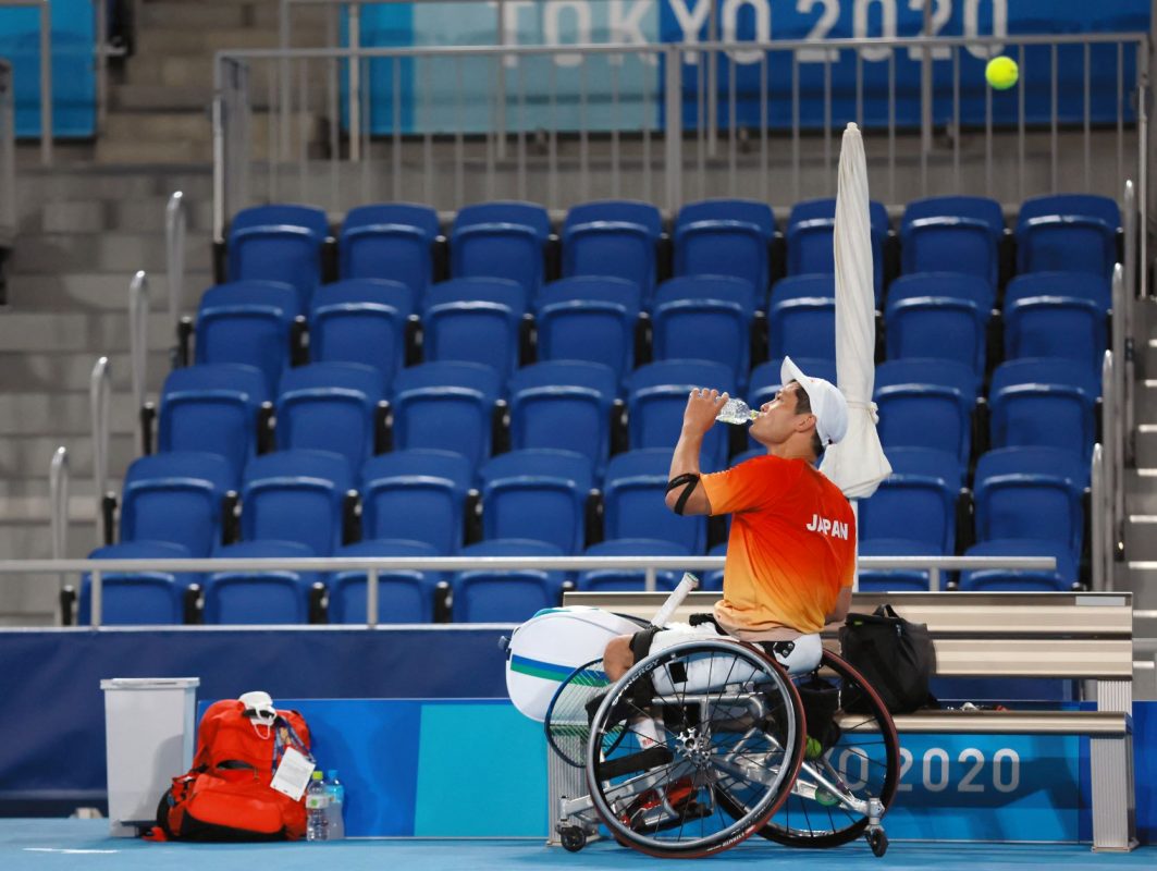O tenista japonês Shingo Kunieda se refresca durante treino para os Jogos Paralímpicos de Tóquio: calor foi afetar mais alguns atletas paralímpicos do que outros (Foto: Shuhei Yokoyama / Yomiuri Shimbun / AFP)
