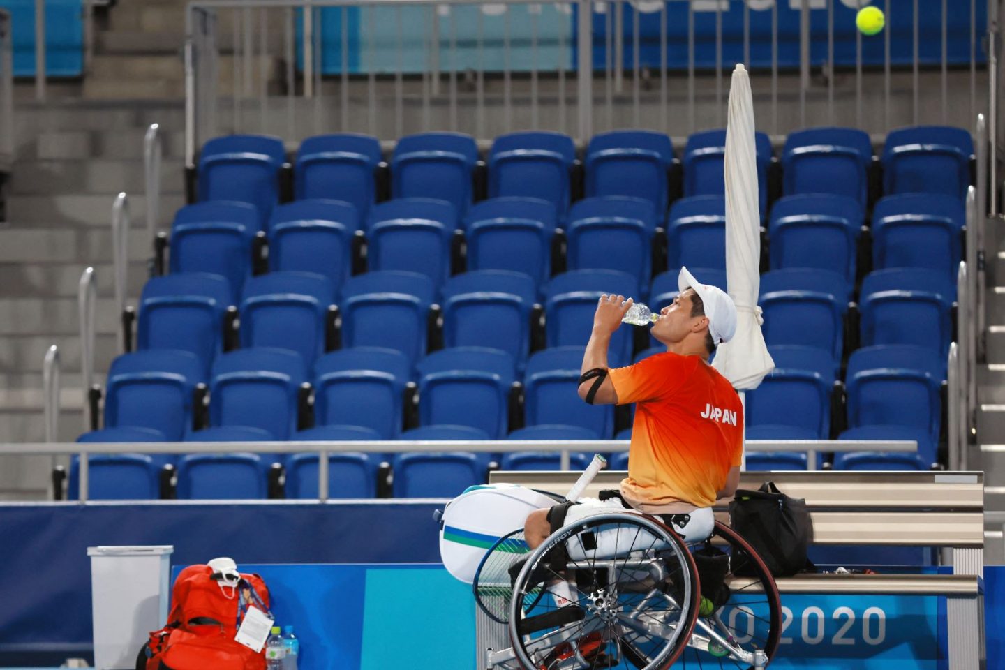 O tenista japonês Shingo Kunieda se refresca durante treino para os Jogos Paralímpicos de Tóquio: calor foi afetar mais alguns atletas paralímpicos do que outros (Foto: Shuhei Yokoyama / Yomiuri Shimbun / AFP)