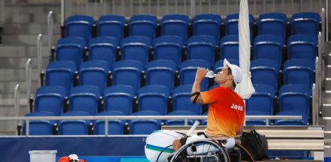 O tenista japonês Shingo Kunieda se refresca durante treino para os Jogos Paralímpicos de Tóquio: calor foi afetar mais alguns atletas paralímpicos do que outros (Foto: Shuhei Yokoyama / Yomiuri Shimbun / AFP)