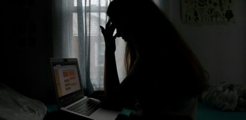 Adolescente debruçada sobre laptop: pesquisa mostra que muitos jovens, que pensam sobre suicídio, se sentem mais acolhidos online do que por amigos, parentes e até profissionais de saúde (Foto: Olivier Douliery / AFP - 11/06/2021)