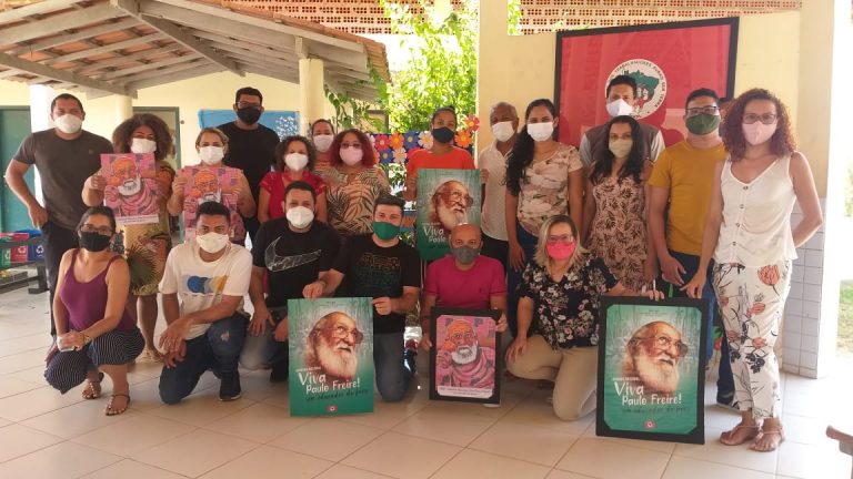 ducadores da Escola Carlos Marighela, nascida num acampamento do MST, em Marabá (PA) com cartazes com imagens de Paulo Freire: movimentos sociais garantem continuidade do legado do educador em seu centenário de nascimento (Foto: MST)