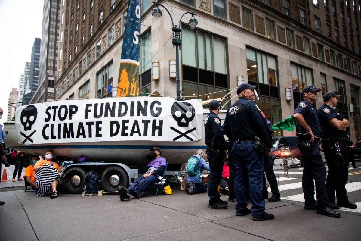 Protesto em Nova York às vésperas da Assembleia-Geral da ONU: financiamento climático para países mais pobres desafia líderes mundiais (Foto: Karla Ann Cote / NurPhoto / AFP - 17/09/2021)