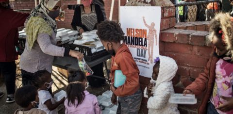 Distribuição de comida para crianças na África do Sul durante a pandemia: fome avança no mundo mas um terço dos alimentos produzidos é desperdiçado (Foto: Marco Longari/AFP - 18/07/2020)