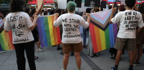 Protesto em Ancara, na Turquia, em apoio aos LBGTs do Afeganistão: comunidade ameaça de morte e mulheres duplamente em risco (Foto: Adem Altan / AFP - 25/08/2021)