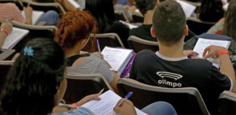 Aula do ensino médio no Distrito Federal: estudo mostra que orçamento para educação caiu quase 40% desde 2015 (Foto: Wilson Dias/Agência Brasil - 02/11/2017)
