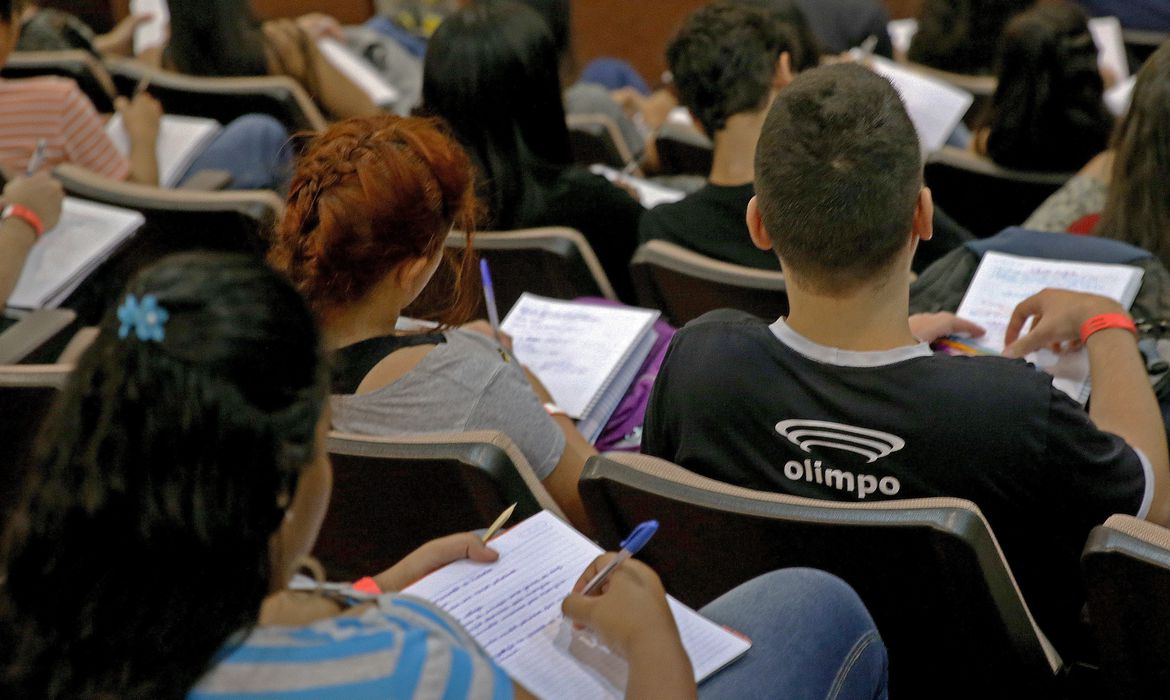 Aula do ensino médio no Distrito Federal: estudo mostra que orçamento para educação caiu quase 40% desde 2015 (Foto: Wilson Dias/Agência Brasil - 02/11/2017)