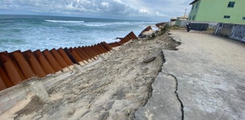 Obra para conter ondas em Maricá destruída pela ressaca: cientistas e ambientalistas alertam para riscos de construção de porto (Foto: Marcos Fabrício / Prefeitura de Maricá - 03/08/2021)