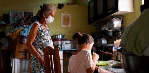 A faxineira e catadora Maria da Guia e a neta, Maria Eduarda, no primeiro episódio da série Insegurança à Mesa, gravado em João Pessoa: documentário mostra avanço da fome em diferentes cidades do Brasil (Foto: (Foto: Álvaro Júnior / Visão Mundial)