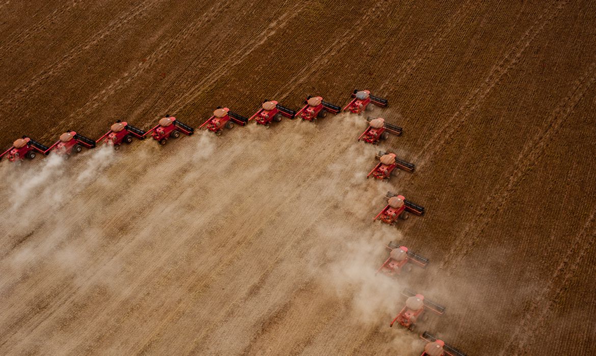 Colheita de soja em Mato Grosso: área de lavouras no Brasil triplicou desde 1985 (Foto: José Medeiros / Sudeco / Agência Brasil)