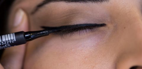 Mulher testa delineador em loja de produtos de beleza: pesquisa aponta uso de substância perigosas para a saúde na fabricação de cosméticos: Binnur Ege Gurun / Anadolu Agency / AFP - 05/09/2018)