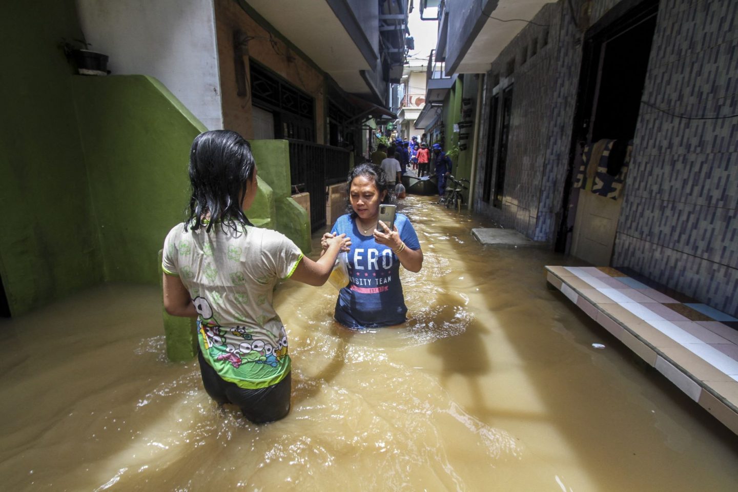 Enchente após chuvas intensas deixa ruas alagadas e centenas de desalojados em Jacarta, na Indonésia: cientistas, apavorados, esperam ver catástrofes climáticas ainda em seu tempo de vida (Foto: Eko Siswono Toyudho / Anadolu Agency / AFP - 08/11/2021)