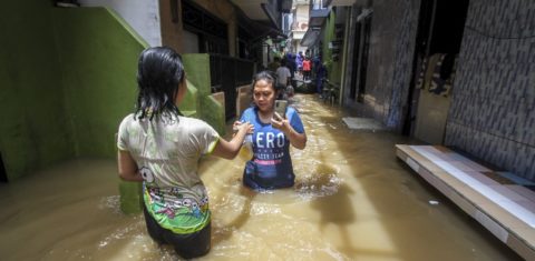 Enchente após chuvas intensas deixa ruas alagadas e centenas de desalojados em Jacarta, na Indonésia: cientistas, apavorados, esperam ver catástrofes climáticas ainda em seu tempo de vida (Foto: Eko Siswono Toyudho / Anadolu Agency / AFP - 08/11/2021)