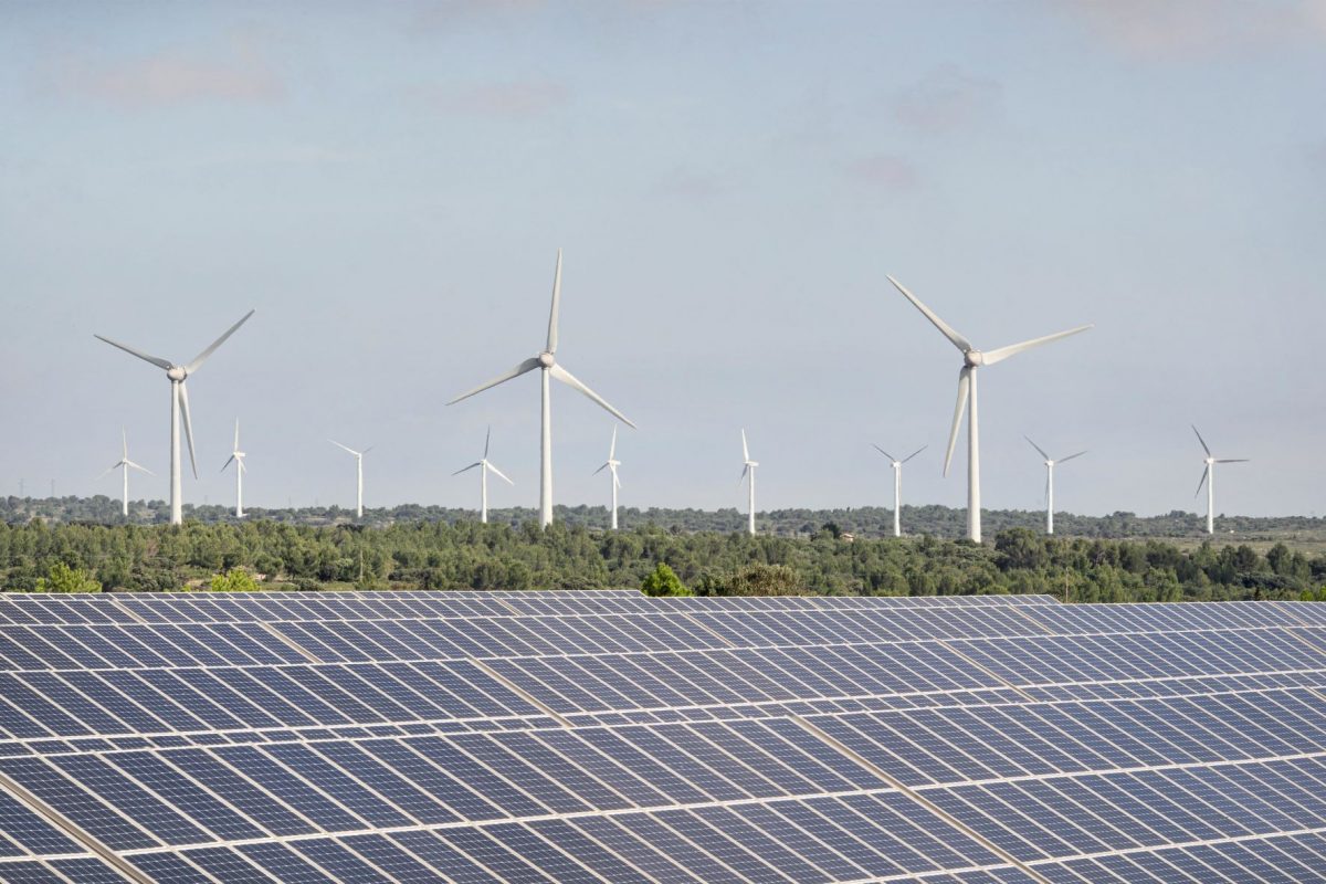 Planta de energia eólica com parque de painéis solares em Aude: crescimento de energia renovável insuficiente para conter crise climática (Foto: Idriss Bigou-Gilles / Hans Lucas / AFP - 18/10/2021)