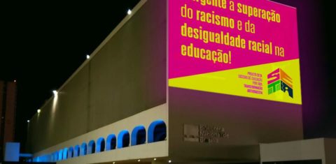 Teste de projeção antirracista na Biblioteca Nacional de Brasília: lançamento de iniciativa para combater racismo e promover equidade racial nas escolas (Foto: Divulgação)